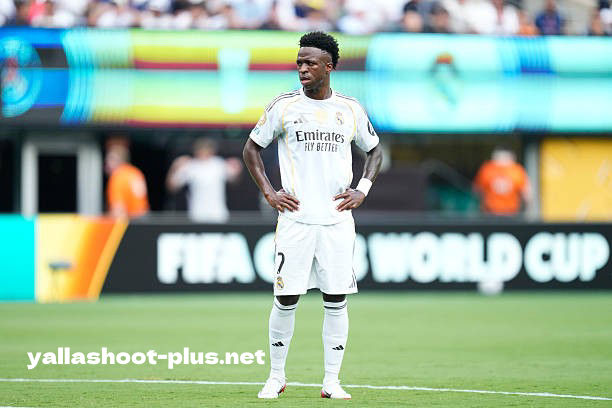 فينيسيوس جونيور يطلب رفع راتبه لمستوى مبابي، مما يعطل مفاوضات تجديد عقده مع ريال مدريد وسط قلق الإدارة.
