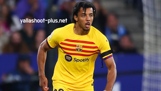 مانشستر سيتي يراقب موقف جول كوندي، وبرشلونة يتفاوض على تجديد عقده ويحافظ عليه ضمن خططه المستقبلية.